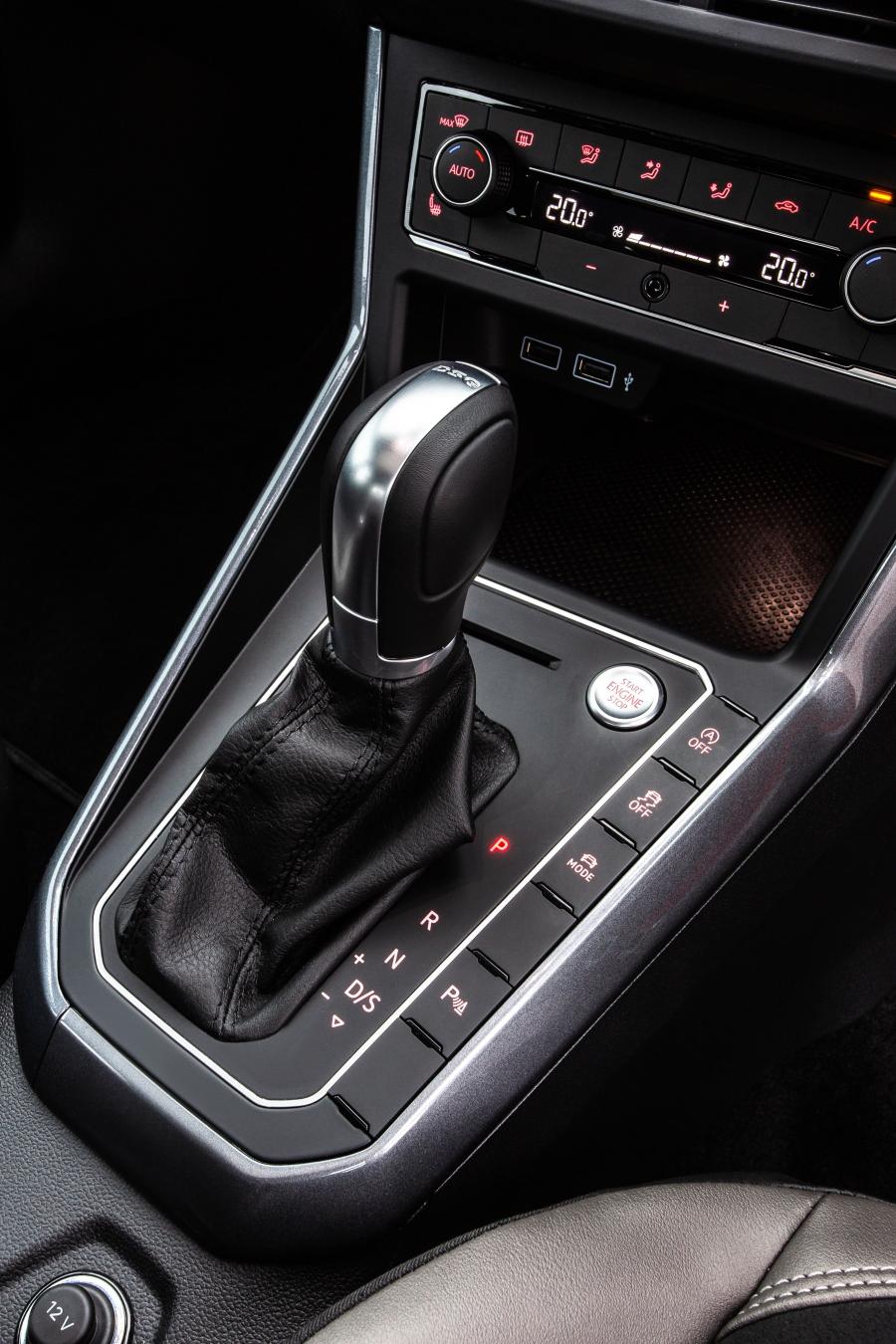 Детали интерьера Volkswagen Polo GTI (Typ AW) 2018 года  (ZA) (фото 9 из 36)